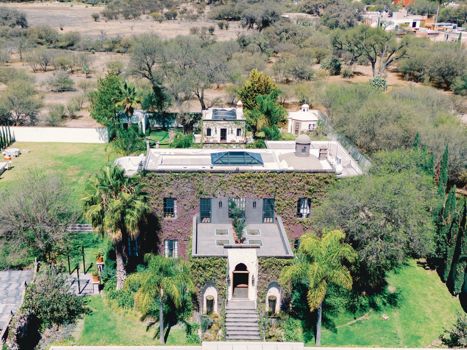 Vista aérea de la casa principal y los jardines de Hacienda Santa Ana